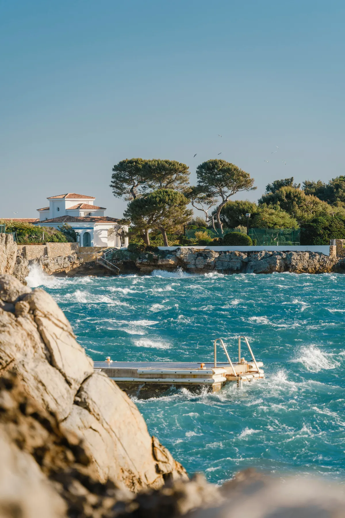 Villa an der felsigen Küste der Riviera mit brechenden Wellen