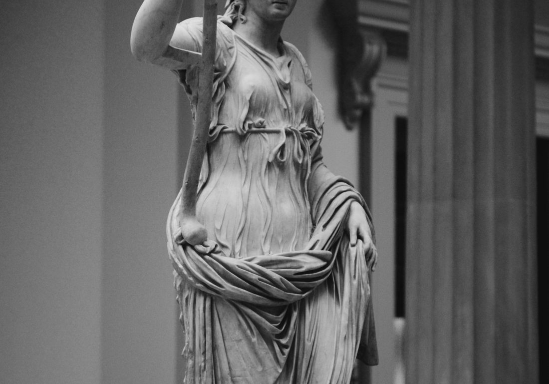Klassische Statue in Schwarzweiß