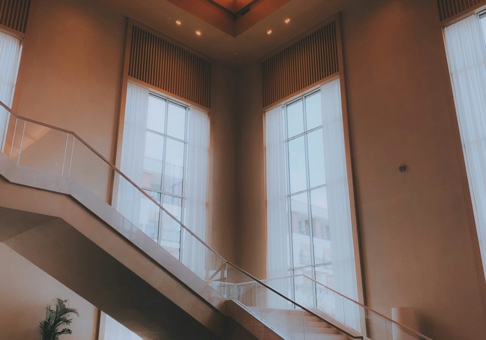 Warmes Interieur mit hohen Fenstern