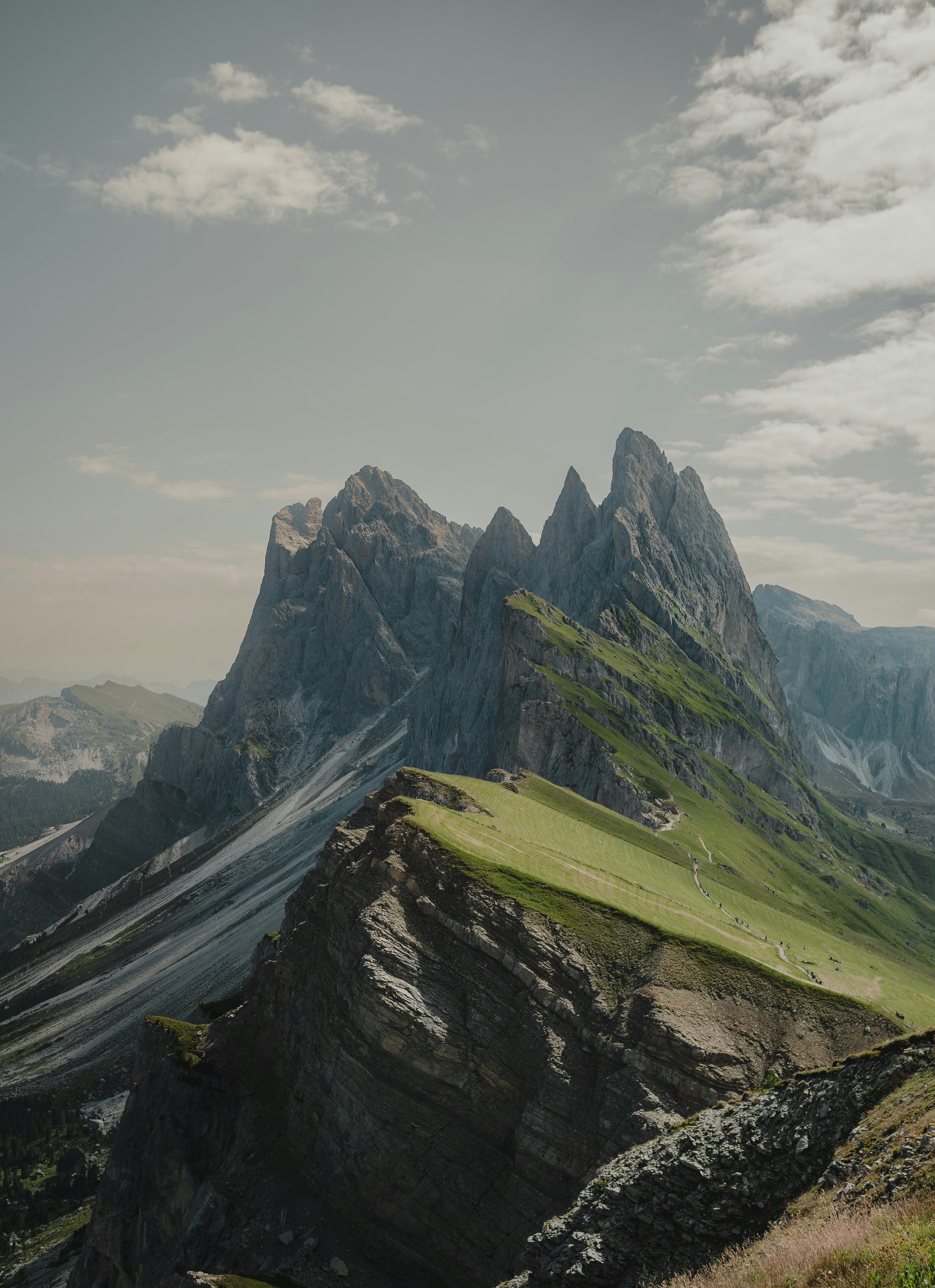 Grüne Berggipfel im Nebel