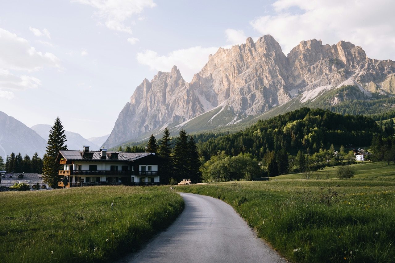 Wanderweg durch Bergwiesen mit Gipfeln